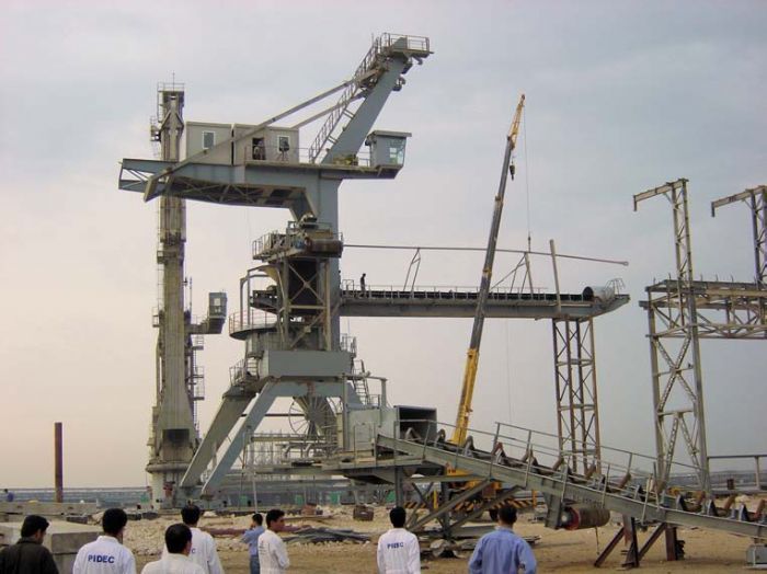 CARGADOR DE BARCOS